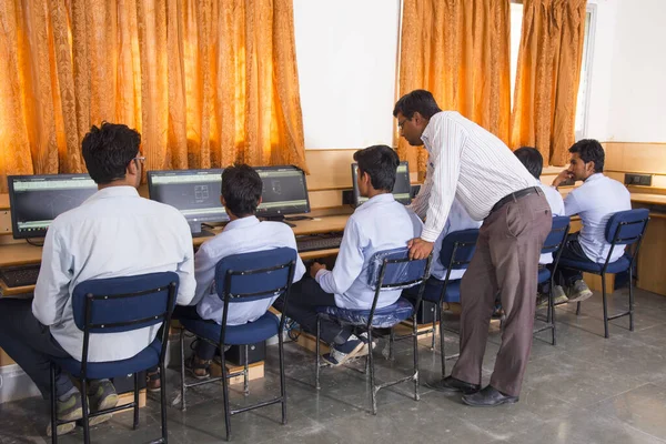 Nagpur Maharashtra India April 2016 University Professor Demonstrating Teaching Young — 图库照片