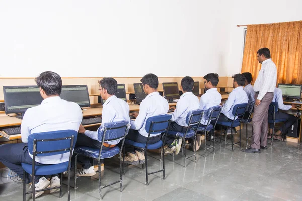 Nagpur Maharashtra India April 2016 University Professor Demonstrating Teaching Young — 图库照片