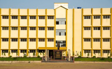 NAGPUR, MAHARASHTRA - INDIA, 9 Nisan 2016: Kampüsteki Modern Eğitim Üniversitesi binasının İçişleri