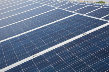 Çatıdaki fotovoltaik güneş panelleri, Yenilenme Enerji Sistemi Elektrik üretimi, Maharashtra, Hindistan.