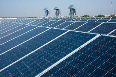 Çatıdaki fotovoltaik güneş panelleri, Yenilenme Enerji Sistemi Elektrik üretimi, Maharashtra, Hindistan.