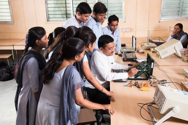 Nagpur Maharashtra India Abril 2016 Profesor Universitario Demostrando Enseñando Jóvenes —  Fotos de Stock