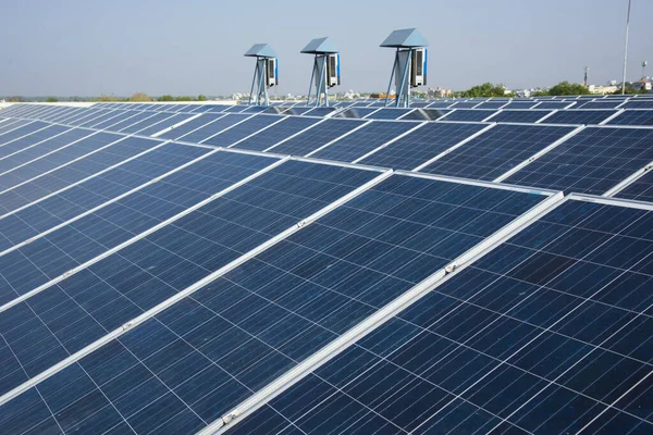Fotowoltaiczne Panele Słoneczne Dachu Budynku Regeneracyjne Wytwarzanie Energii Elektrycznej Systemie — Zdjęcie stockowe