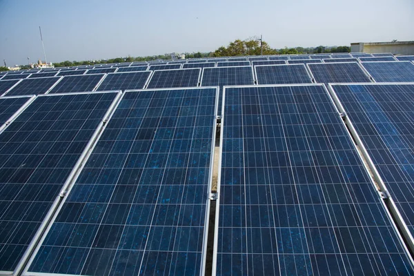 Фотогальванічні Сонячні Панелі Будівельному Даху Регенеративна Енергетична Система Виробництва Електроенергії — стокове фото