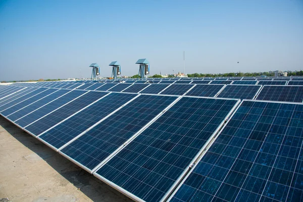 Фотогальванічні Сонячні Панелі Будівельному Даху Регенеративна Енергетична Система Виробництва Електроенергії — стокове фото