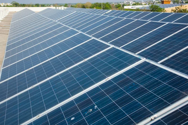 Çatıdaki fotovoltaik güneş panelleri, Yenilenme Enerji Sistemi Elektrik üretimi, Maharashtra, Hindistan.