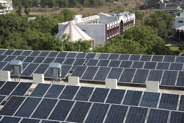 印度马哈拉施特拉邦再生发电系统屋顶光伏太阳能电池板 — 图库照片