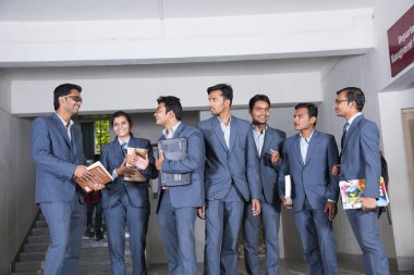 NAGPUR, MAHARASHTRA, INDIA, 13 NİSAN 2016: Üniversite kampüsündeki MBA Bölümü 'nde yürüme ve öğrenim projeleri hakkında konuşan tanımlanamayan bir grup genç MBA öğrencisi.