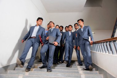NAGPUR, MAHARASHTRA, INDIA, 13 NİSAN 2016: Üniversite kampüsündeki MBA Bölümü 'nde yürüme ve öğrenim projeleri hakkında konuşan tanımlanamayan bir grup genç MBA öğrencisi.