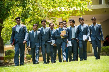 NAGPUR, MAHARASHTRA, INDIA, 13 NİSAN 2016: Kimliği belirsiz genç MBA öğrencilerinin birlikte yürüdüğü ve üniversite kampüsünde eğlendiği bir grup.