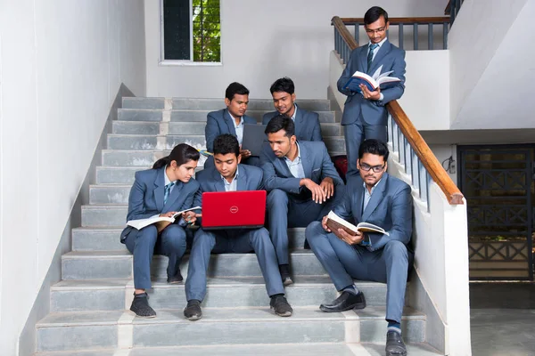 Nagpur Maharashtra India エイプリル社2016年 未確認の若いMba学生が 大学キャンパスの階段での研究プロジェクトについて話し合っています — ストック写真