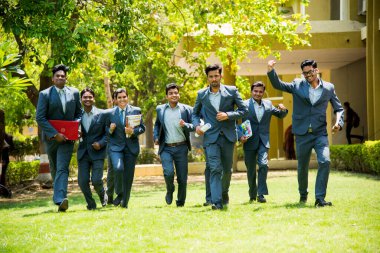 NAGPUR, MAHARASHTRA, INDIA, 13 NİSAN 2016: Kimliği belirsiz genç MBA öğrencilerinin birlikte yürüdüğü ve üniversite kampüsünde eğlendiği bir grup.