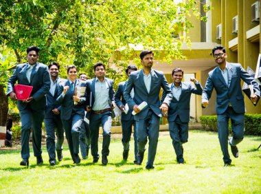 NAGPUR, MAHARASHTRA, INDIA, 13 NİSAN 2016: Kimliği belirsiz genç MBA öğrencilerinin birlikte yürüdüğü ve üniversite kampüsünde eğlendiği bir grup.