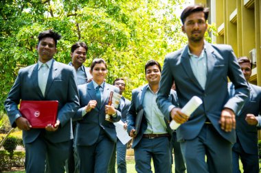 NAGPUR, MAHARASHTRA, INDIA, 13 NİSAN 2016: Kimliği belirsiz genç MBA öğrencilerinin birlikte yürüdüğü ve üniversite kampüsünde eğlendiği bir grup.