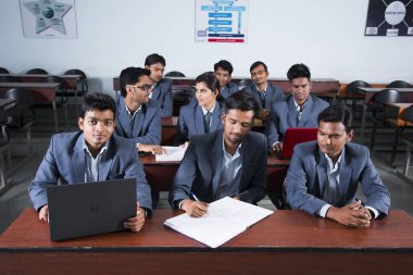 NAGPUR, MAHARASHTRA, INDIA, 13 Nisan 2016: Sınıfta MBA 'nın genç öğrencilerine tanımlanamayan üniversite profesörü.