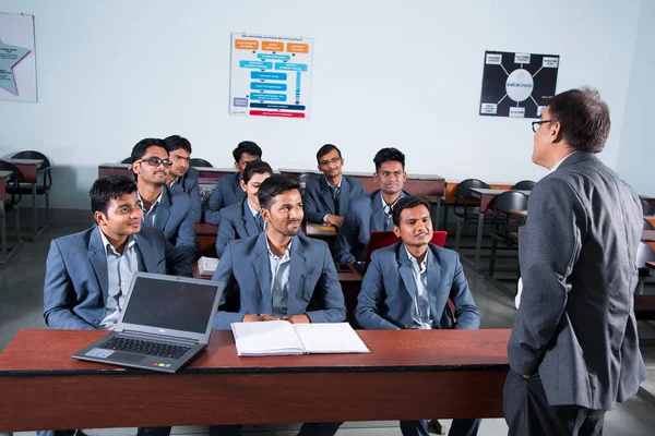 Nagpur Maharashtra India Abril 2016 Profesor Universitario Identificado Enseñando Jóvenes — Foto de Stock