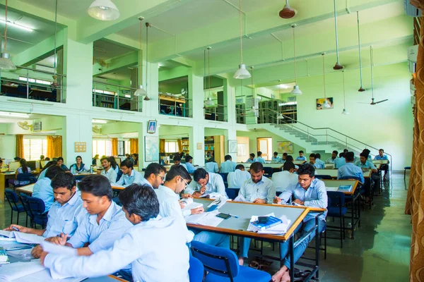 インドのAmravati 11エイプリル2016 大学図書館で一緒に勉強をしている未確認の若い学生のグループ — ストック写真