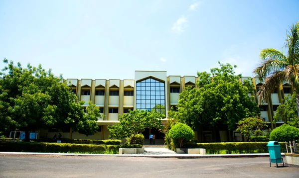  Kampüsteki Modern Eğitim Üniversitesi binasının dışında.