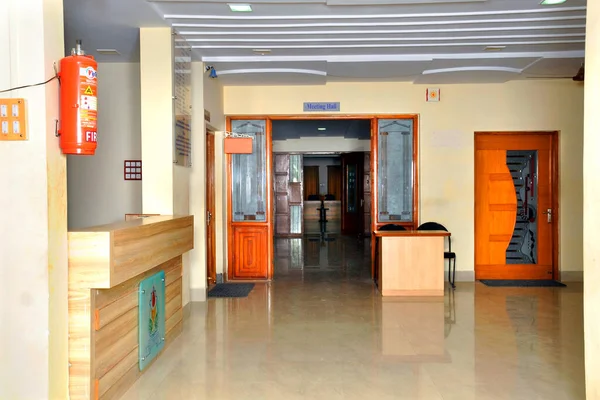  Kampüsteki Modern Eğitim Üniversitesi binasının dışında.