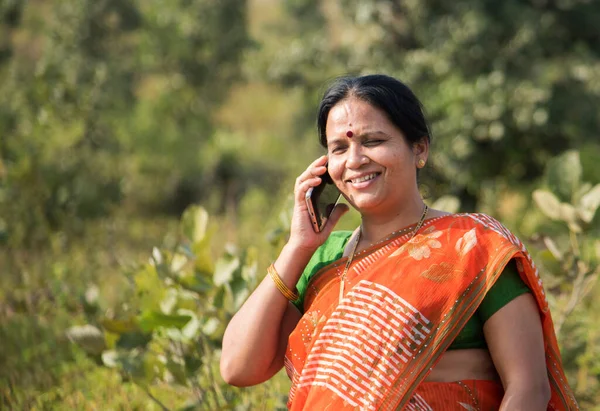 Mulher Indiana Rural Pano Tradicional Usando Smartphone Livre Conceito Digital — Fotografia de Stock
