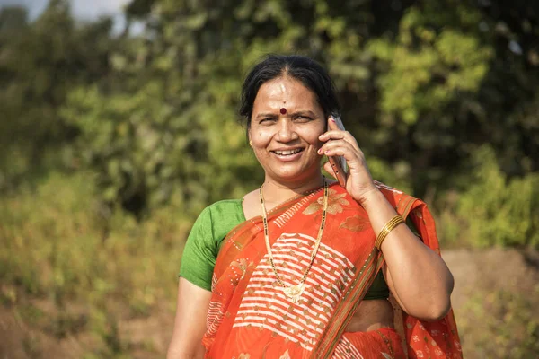 Mulher Indiana Rural Pano Tradicional Usando Smartphone Livre Conceito Digital — Fotografia de Stock