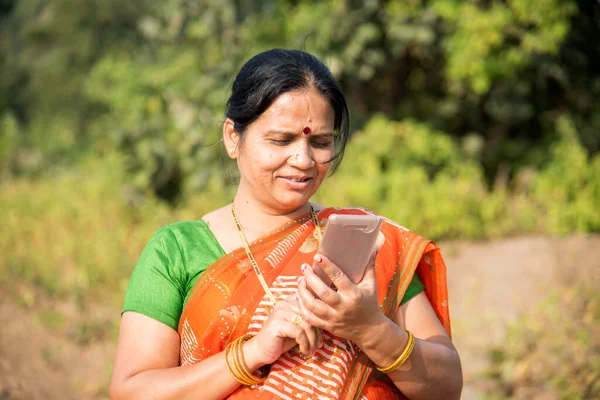 Mulher Indiana Rural Pano Tradicional Usando Smartphone Livre Conceito Digital — Fotografia de Stock