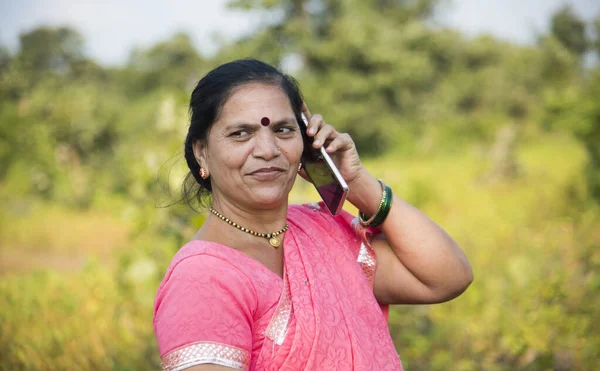 Mulher Indiana Pano Tradicional Usando Smartphone Livre Mudando Vida Humana — Fotografia de Stock