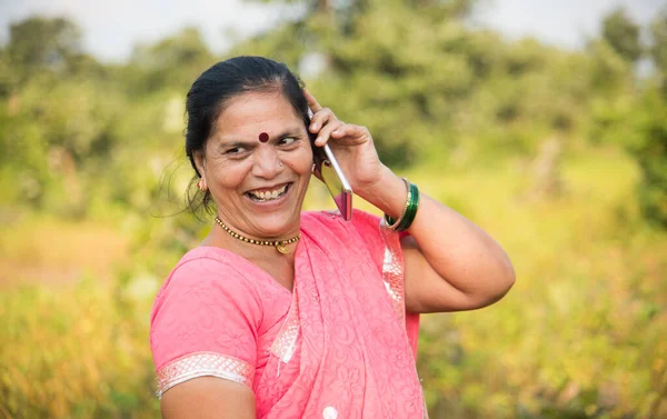Indian Woman Traditional Cloth Using Smartphone Outdoor Changing Human Life — Stock Photo, Image