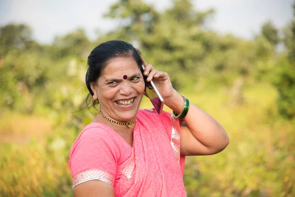 Mulher Indiana Pano Tradicional Usando Smartphone Livre Mudando Vida Humana — Fotografia de Stock