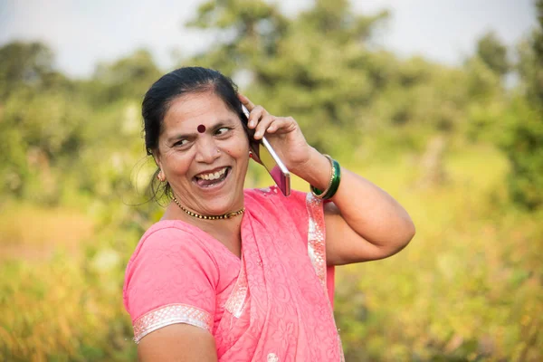 Indian Woman Traditional Cloth Using Smartphone Outdoor Changing Human Life — Stock Photo, Image