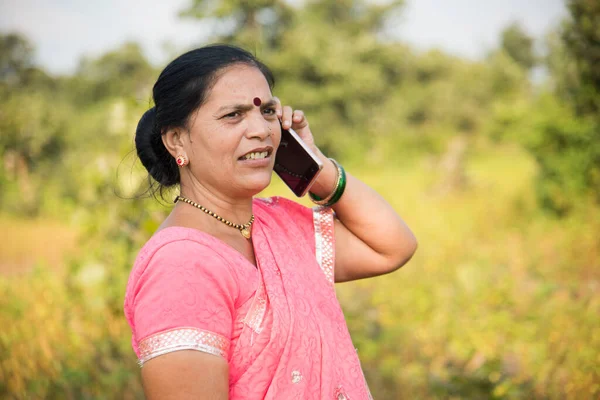 Mulher Indiana Pano Tradicional Usando Smartphone Livre Mudando Vida Humana — Fotografia de Stock