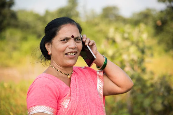 Mulher Indiana Pano Tradicional Usando Smartphone Livre Mudando Vida Humana — Fotografia de Stock