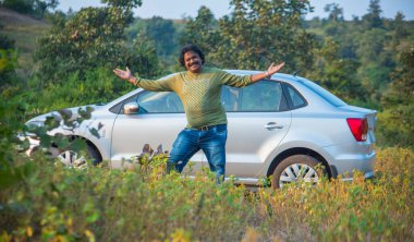 Hintli adam yeni bir araba aldı.. 