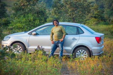 Hintli adam yeni bir araba aldı.. 