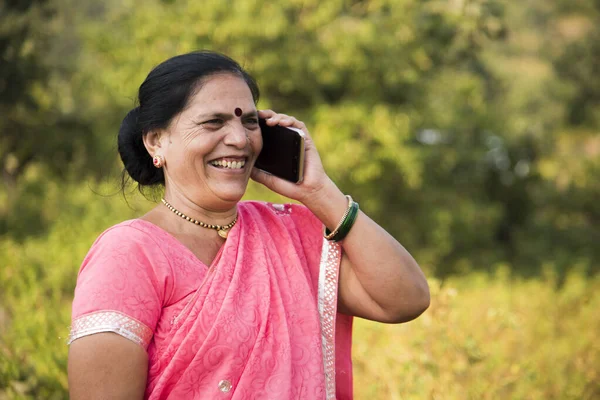 Mulher Indiana Pano Tradicional Usando Smartphone Livre Mudando Vida Humana — Fotografia de Stock