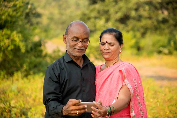 Feliz Casal Indiano Sênior Marido Mulher Usar Smartphone Sorrindo Juntos — Fotografia de Stock