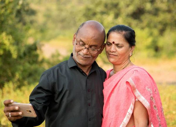 Feliz Casal Indiano Sênior Marido Mulher Usar Smartphone Sorrindo Juntos — Fotografia de Stock