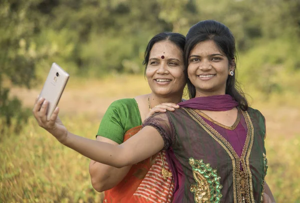 Mãe Filha Tirando Uma Selfie Com Smartphone Parque — Fotografia de Stock