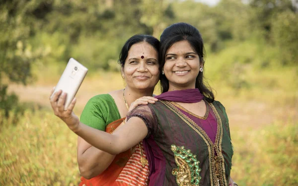 Mãe Filha Tirando Uma Selfie Com Smartphone Parque — Fotografia de Stock