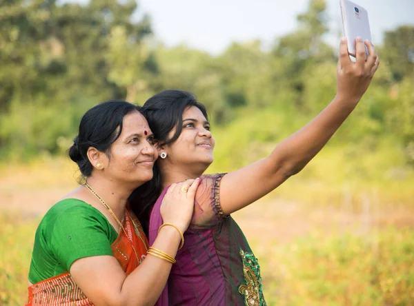 Mãe Filha Tirando Uma Selfie Com Smartphone Parque — Fotografia de Stock