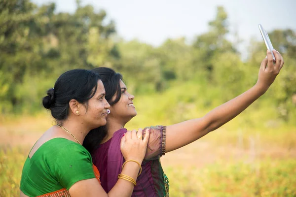 Mãe Filha Tirando Uma Selfie Com Smartphone Parque — Fotografia de Stock