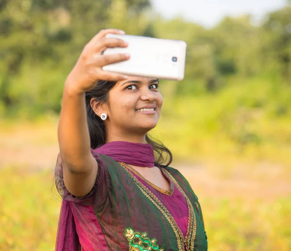 Menina Indiana Feliz Tomando Uma Selfie Smartphone Livre — Fotografia de Stock