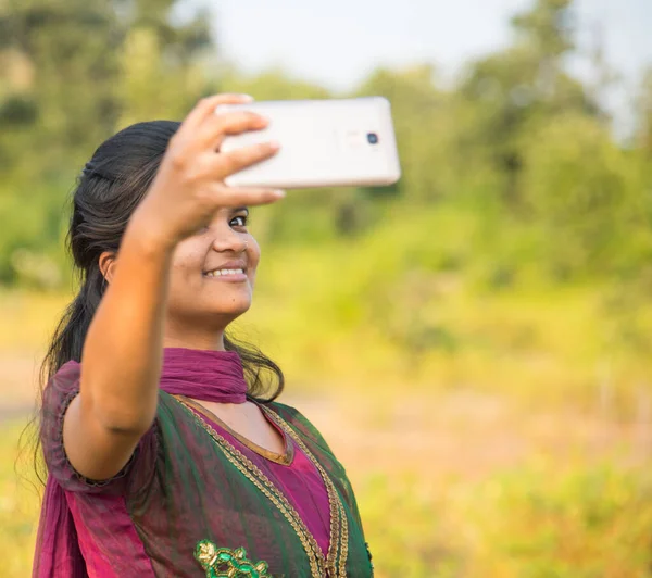 Menina Indiana Feliz Tomando Uma Selfie Smartphone Livre — Fotografia de Stock