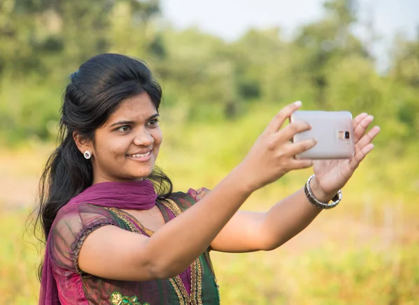 Šťastný Mladý Indický Dívka Taking Selfie Smartphone Venkovní — Stock fotografie