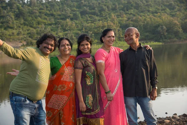 Indiase Familie Hebben Plezier Buitenlucht — Stockfoto