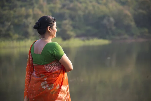 Portret Van Indiase Vrouwen Voor Het Meer — Stockfoto