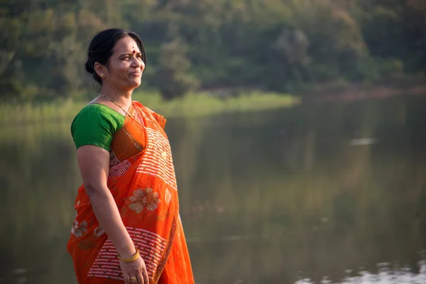 Retrato Mulheres Indianas Frente Lago — Fotografia de Stock