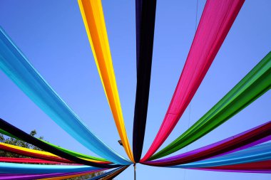 Gökyüzü arka planında renkli ipek kumaş