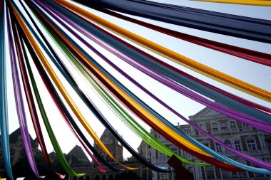 Gökyüzü arka planında renkli ipek kumaş