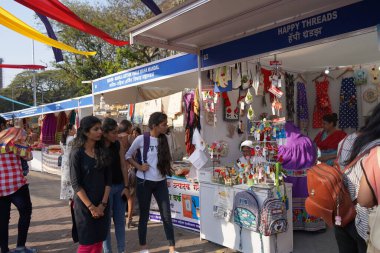 MUMBAI, INDIA, 5 Şubat 2020: İnsanlar Mumbai Kala Ghoda Sanat Festivali 'ni ziyaret edip eğleniyorlar.                               